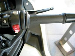 Brems- oder Kupplungsflüssigkeitsbehälter so ablegen oder weghängen, dass keine Luft aus dem Behälter in das Leitungssystem gelangen kann!