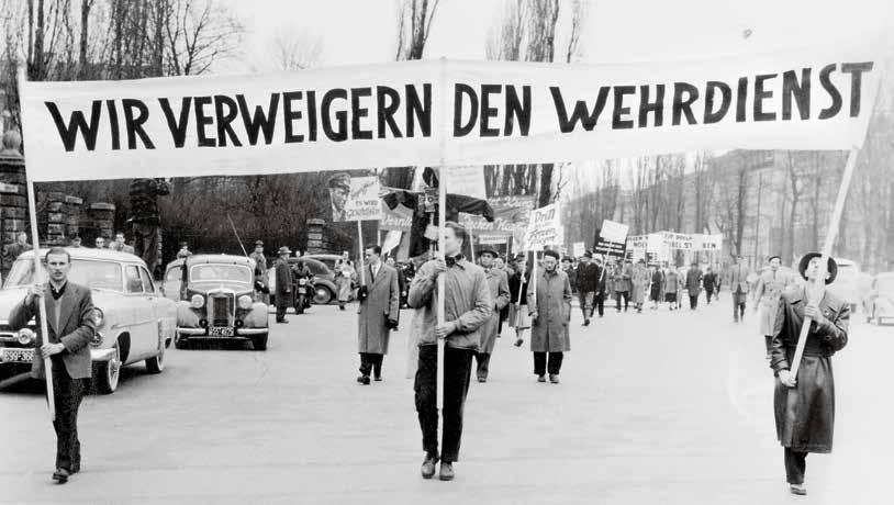Die Gründung der Bundeswehr ist ein umstrittenes Thema: Im Januar 1955 demonstriert die Internationale der Kriegsdienstgegner mit der Parole: Wir verweigern den Wehrdienst.