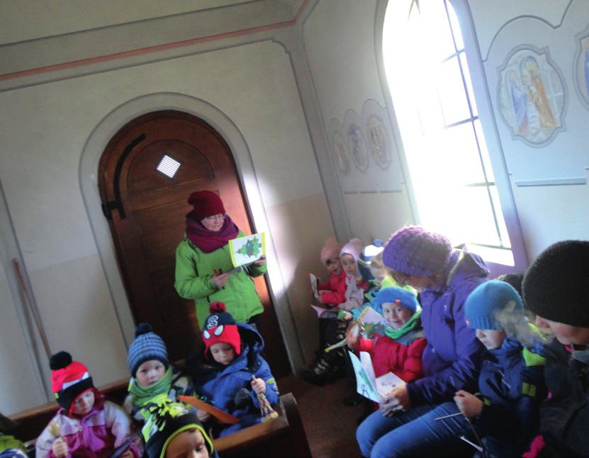 Eglinger Kindergartenkinder im Käppele Seit ein paar Jahren gestalten Eltern der Kindergartenkinder sogenannte Adventsfenster, die die Kinder auf dem Weg zum