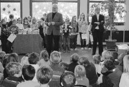 Kindergartenplatz zur Verfügung gestellt werden kann. Für jede Klasse einen Satz Bücher spendete der Rotary-Club Regensburg. Rotary-Präsident Dr.