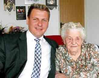 95. Geburtstag 92. Geburtstag Frau Erna Kühl feierte am 22. September 2016 im Seniorenzentrum Marie Schall in ihren 95. Geburtstag. Anlässlich ihres Jubiläums übermittelte Bürgermeister Matthias Strejc die besten Wünsche im Namen der Stadt.