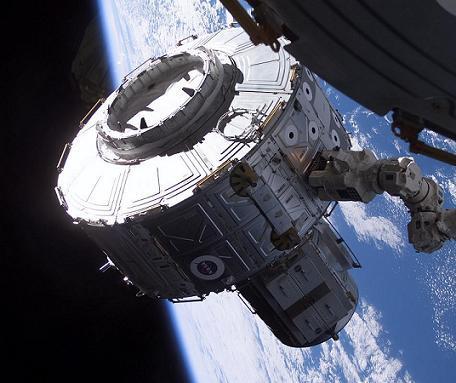 Außerdem kann von Abbildung 8 Destiny hier aus der SSRMS Canadarm 2 (Space Station Remote Manipulator System) gesteuert werden.