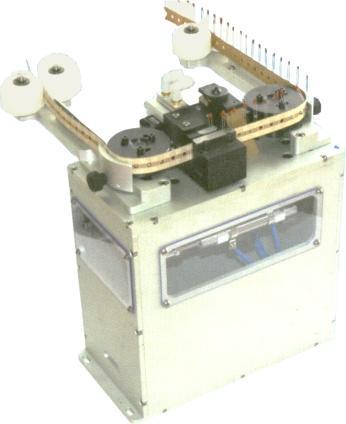 SPA-21 Elektro-pneumatischer Automat für die Bearbeitung gegurteter Radial-Komponenten bevorzugt für das Schneiden