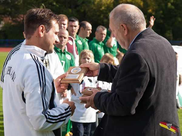 Die deutsche Mannschaft Der Einmarsch zum Fußballfeld Somit war klar, dass es kein einfaches Spiel wird und die Deutschen, die auf die verletzen Saighani, Trappe, Markolf und Friedrich verzichten