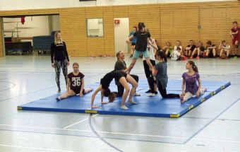 de Sportunterricht einmal anders - Rostocker Sportstudenten gestalteten ein Rhythmik- und Tanzprojekt Spätestens nach der schwungvollen gemeinsamen Erwärmung waren alle Schülerinnen und Schüler der