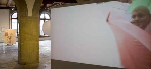 Weiss - eine multimediale Installation in der Kornschütte anlässlich der Ausstellung es bewegt sich mit André Wilhelm Die Vision musste kurzerhand in der Kornschütte gebündelt werden.