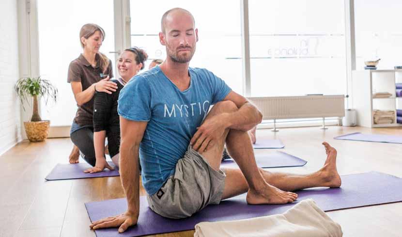 Yoga Die eigene Mitte stärken Ein Raum für Selbsterfahrung und Veränderung. Training & BEWEGUNG Mit Spaß & Begeisterung ans Ziel Messbare Erfolge durch computergestütztes Training.