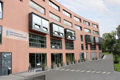 Das MedizinZentrum am Sana Klinikum Lichtenberg (MZL) 2003 eröffnet 11 Jahre MZL, Betriebsteil der Sana Gesundheitszentren Berlin-Brandenburg GmbH (SGZ) Eigenes Management Vermietung Gebäude 4 Etagen