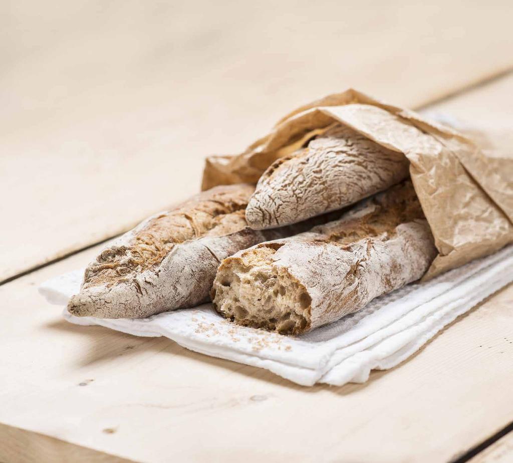 Bauern Baguette Bei Baguette denkt man immer an ein helles Brot. Das Bauern Baguette behält trotz seiner dunklen Krumenfarbe den mediterranen Charakter.