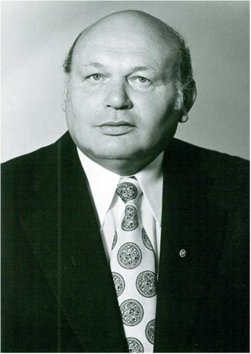 Mitglied des Bayerischen Landtags war, musste er im Jahr 1970 wegen des Rechtstellungsgesetzes aus dem Amt des Landrats scheiden. Der Landkreis Kemnath wurde am 01. Juli 1972 aufgelöst.
