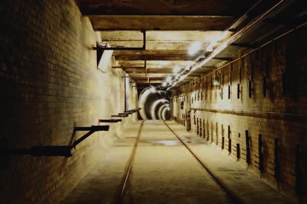 Um de Apparatefabrk an der Ackerstraße anzubnden, baute man enen 295 Meter langen Tunnel, durch den elektrsch angetrebene Züge Arbeter und Materal zwschen beden Standorten beförderten.
