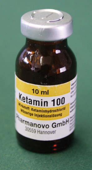 Ketamin Abb. 11.2 Ketamin. Für die medizinische Anwendung als Anästhetikum wird Ketamin als Injektionslösung vertrieben und ist in Deutschland rezeptpflichtig. 11 durch Eintrocknen Pulver gewonnen.