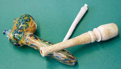 Cannabis a Abb. 3.5 Konsumarten von Haschisch. Haschisch wird vorwiegend Tabak beigemischt und geraucht mit oft sehr individuell gestalteten Pfeifen.