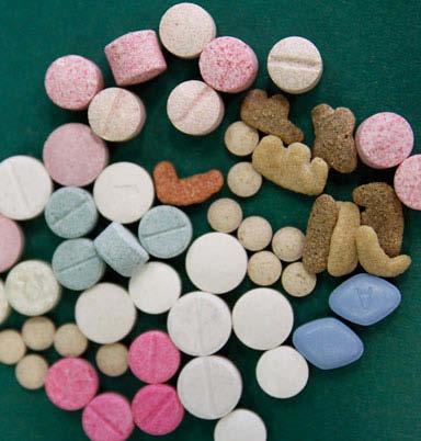 Psychotrope Substanzen II Abb. 6.2 Ecstasy. Die Partydroge wird in Tablettenform gehandelt. Die orale Einnahme ist die hauptsächliche Benutzungsart.