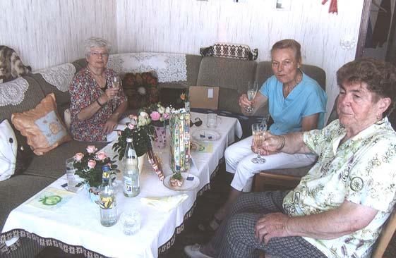 Martha Lill feierte 80. Geburtstag August Schick feierte 75. Geburtstag Martha Lill aus Vöhringen konnte ihren 80. Geburtstag feiern. 2002 trat sie in die Rot-Kreuz-Seniorengruppe ein.
