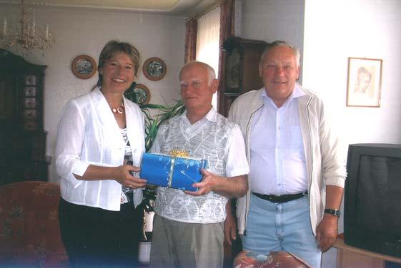Bild: Rot-Kreuz-Seniorengruppe. August Schlenz, Illerstraße 14 a, hat seinen 80. Geburtstag gefeiert.