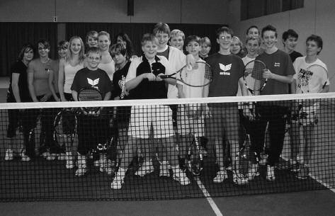 Tennis, Mitternacht und Geisterstunde In der Tennishalle des KSV trafen sich im Februar dieses Jahres Jugendliche der Tennisabteilung im Alter zwischen 14 und 18 Jahren zu einem Nachtturnier.