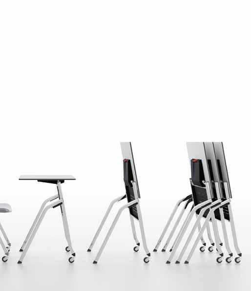 design Angelo Pinaffo Petite table avec structure en acier renforcé 31x17 mm, avec roues antérieures et pieds postérieurs.