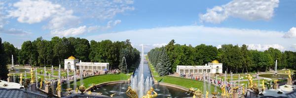 Kaskaden, Springbrunnen und Lustschlössern als russisches Versailles bekannt.