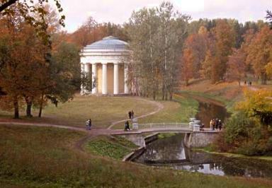 Besichtigung des wunderschönen und grandiosen Park- und Schlossensemble mit all seinen Kaskaden und Fontänen. (Nur Park) Fahrt in die Zarenresidenz Pawlowsk.