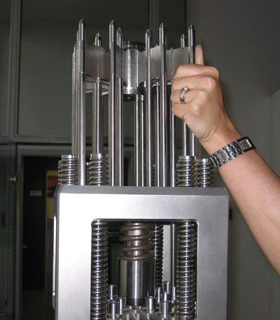 Steuerstäbe Kernphysik Aufbau eines Kernreaktors Siedewasserreaktor Druckwasserreaktor Schwerwasserreaktor RBMK Schneller Brutreaktor Thorium-Hochtemperaturreaktor Steuerstäbe dienen zur
