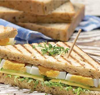 4 Piece Methode) zu Sandwich-Broten verarbeiten, mit der vorbereiteten Dekormischung bestreuen, in Toastformen setzen und auf Gare stellen.