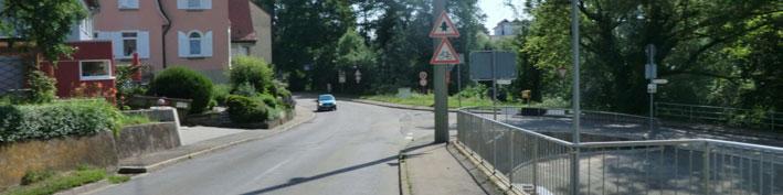 Schutzstreifen in der Sprollstraße in Rottenburg Bodelshausen, Bahnhofstraße: Unübersichtlicher