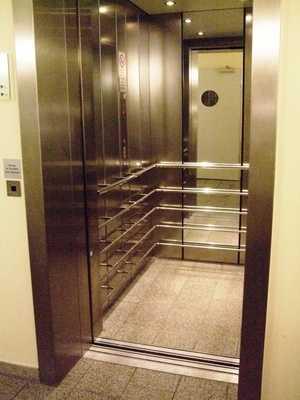 Fahrstuhl Breite der Bewegungsfläche vor der Einstieg: 150 cm Tiefe der Bewegungsfläche vor der Einstieg: 600 cm Lichte Durchgangsbreite der Aufzugtür: 89 cm Kabinengröße innen - Breite: 95 cm
