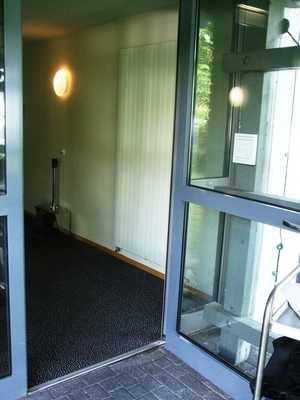Tür 2 auf dem Weg zu Zimmer 404 im EG Lichte Breite des Durchgangs: 90 cm Kleinere Bewegungsfläche vor/hinter der Tür - Breite: 185 cm.