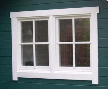 SEHR WICHTIG: Die Fenster und Türen dürfen NICHT mit den Wandbohlen verschraubt werden. Das gilt für alle Rahmenteile, Falzleisten und Blendrahmen.