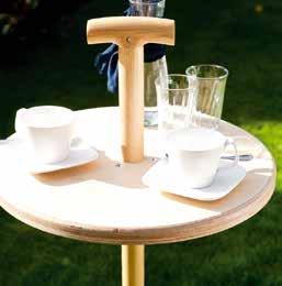 Praktisch und vielseitig. Der mobile Gartentisch ist auch ein praktischer Abstelltisch beim Grillen auf der Gartenwiese.