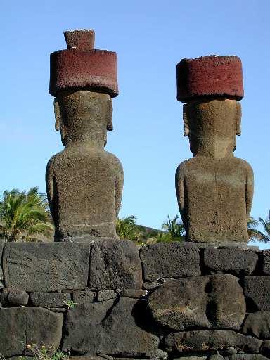 30 andauerte, schufen die Rapanui 250 ahu und 1000 moai (HEYERDAHL et al, 1961; VAN TILBURG, 1994). Sie säumen nahezu ausnahmslos die Küstenlinie Rapa Nuis.