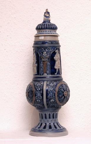 1162 Deckelpokal 16-5 1 1168 Weinkanne 16-51 beigefarbener Ton, Wandung mit Trinkgelage und Ornamenten verziert, Zinndeckel, H 38 cm, 19. Jh.