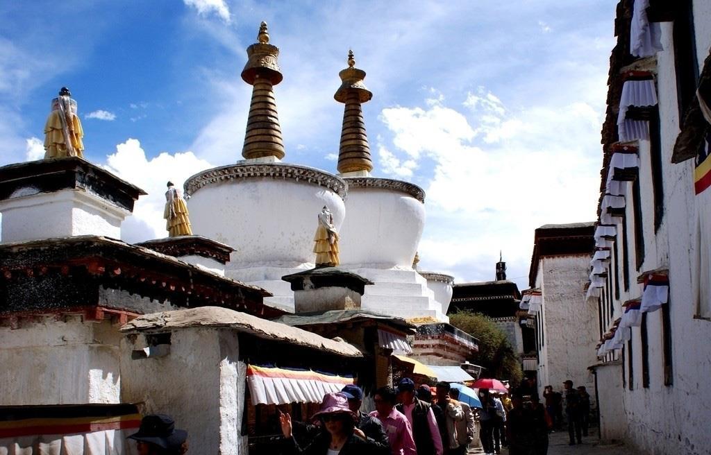 Tashilhunpo-Kloster 11. Tag Shigatse / Lhasa (F, M, -) Weiter geht die Fahrt wieder zurück nach Lhasa, wo Sie gegen Abend Ihr Hotel erreichen. 12.