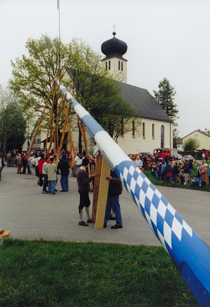 Mai Anschließend wird wieder ein Maibaum an der Krainstraße aufgestellt (Pfadfinder) und das große Pfarrfest mit den Stoabach- Buam rund um die Kirche mit Fassbier, Schmankerl vom Grill,