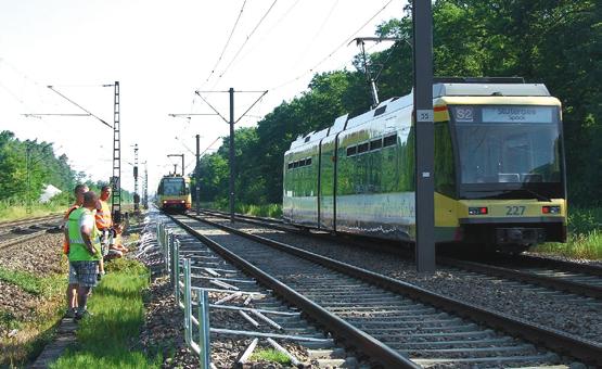 VBG-Fachwissen Anforderungen/Gestaltung der festen Absperrung sowie Abstand zur Gleismitte des Betriebsgleises Eine feste Absperrung bei Eisenbahnen ist geeignet, wenn die Höhe 0,75 m über