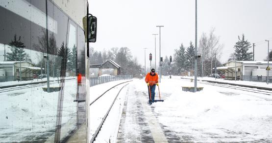 VBG-Fachwissen 5.5 Reinigungs- und Winterdienstarbeiten in Gleisanlagen und auf Bahnsteigen Abbildung 24: Der Beschäftigte arbeitet und blickt in Gleislängsrichtung.