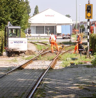 Nicht zu den Arbeiten im Bereich von Gleisen gehören alle Tätigkeiten bei der Durchführung von Zugund Rangierfahrten und bei der Instandhaltung von Eisenbahnfahrzeugen.
