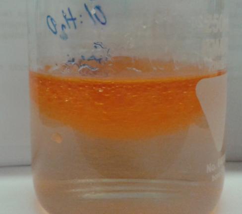4 Schülerversuche Durchführung: Beobachtung: In ein großes Becherglas wird etwas Öl gefüllt und mithilfe von Methylrot angefärbt. Anschließend wird Wasser in das Becherglas gefüllt und umgerührt.