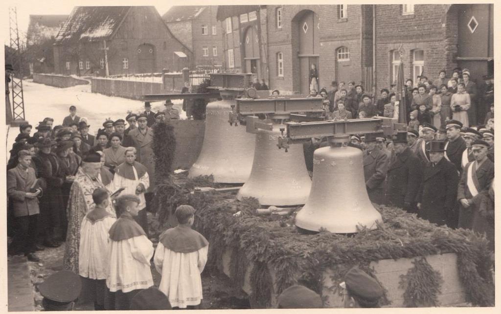 alle Gläubigen unserer Gemeinde nach besten Kräften geopfert und 14500 DM durch ihre Gebefreudigkeit aufgebracht. 1500 DM wurden vom Bochumer-Verein für die alte Glocke angerechnet.