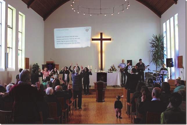 Gott ist treu. Der CVJM-Emmelshausen feierte im März ein fröhliches Geburtstagswochenende. Ein lebendiger Gottesdienst eröffnete das Fest.