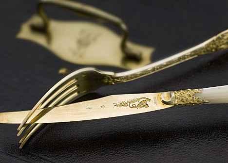 Stiele der Messer und Gabeln ornamental verziert sowie Griff rückseitig mit graviertem Monogramm F mit Krone, wohl das Monogramm des Comte Fonchard De Boislonden.