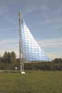 1. Einleitung Das Sonnensegel in Münsingen ist ein einmaliges Solar-Kunstwerk. Bei der Idee dieser Anlage stand die Kommunikation von Umweltanliegen im Vordergrund.