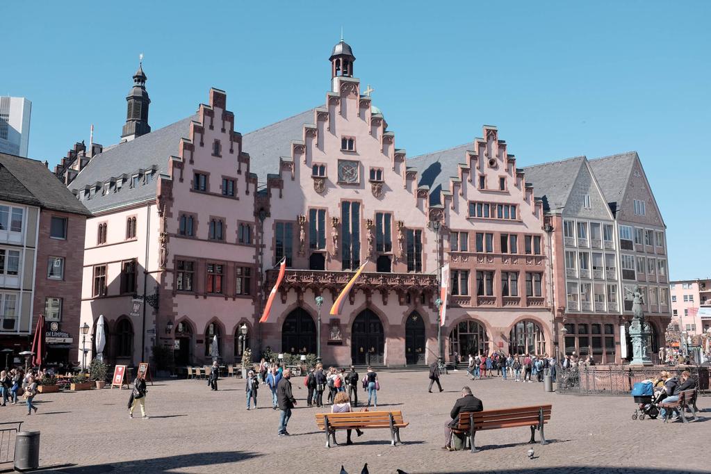 Historie und Architektur History and architecture UNUMSTÖSSLICH Der ist das Frankfurter Rathaus, hier wird seit über 600 Jahren regiert.
