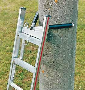 Anlegeleitern Sturzunfälle werden insbesondere durch folgende Verhaltensregeln vermieden: Einen ausreichenden Überstand des Leiterkopfes zum Festhalten vorsehen.