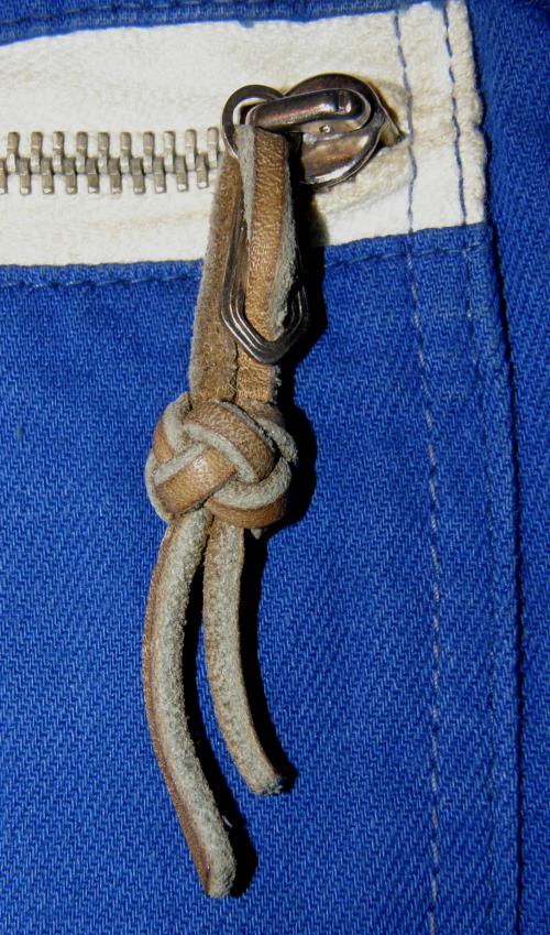 Im Gegensatz zum Kinderkopf, der in einen einzelnen Seilstrang geknüpft wird, knüpft man den Diamantknoten in zwei Seilstränge, deren dann parallel liegende Enden an gegenüberliegenden Seiten des