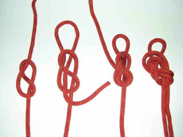 Bei der Entwicklung des doppelten Achterknotens aus dem einfachen Achterknoten im Einzelseilstrang ist während des Nachfahrens des Knotens darauf zu achten, dass die Seilstränge möglichst parallel