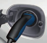 Laden der Hybridbatterie Das Ladekabel wird zwischen einer 230-V-Steckdose und dem Fahrzeug angeschlossen.