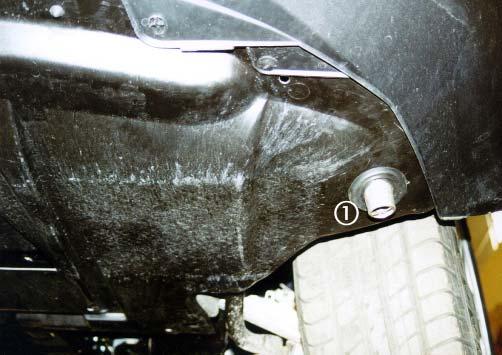 Das Abgasendrohr mit Rohrschelle am Abgasschalldämpfer befestigen und in die Tülle in der unteren Motorabdeckung einsetzen.
