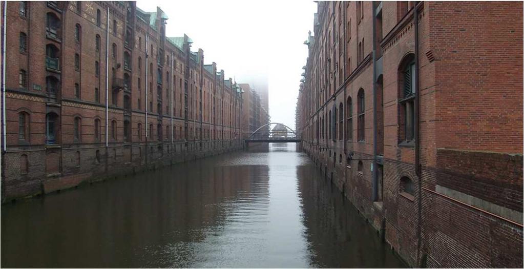 Hamburg Hamburg ist der zweit größte Hafen von Europa nach Rotterdam. Die Elbe und Alster fließen durch Hamburg. Es gibt zwei Seen, Binnenalster und Außenalster.